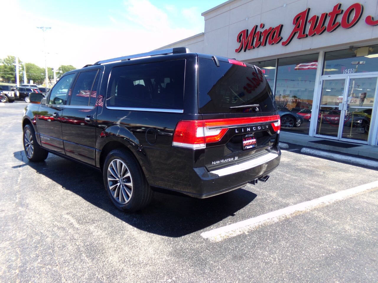 Used 2016 Lincoln Navigator L Select RWD image 8