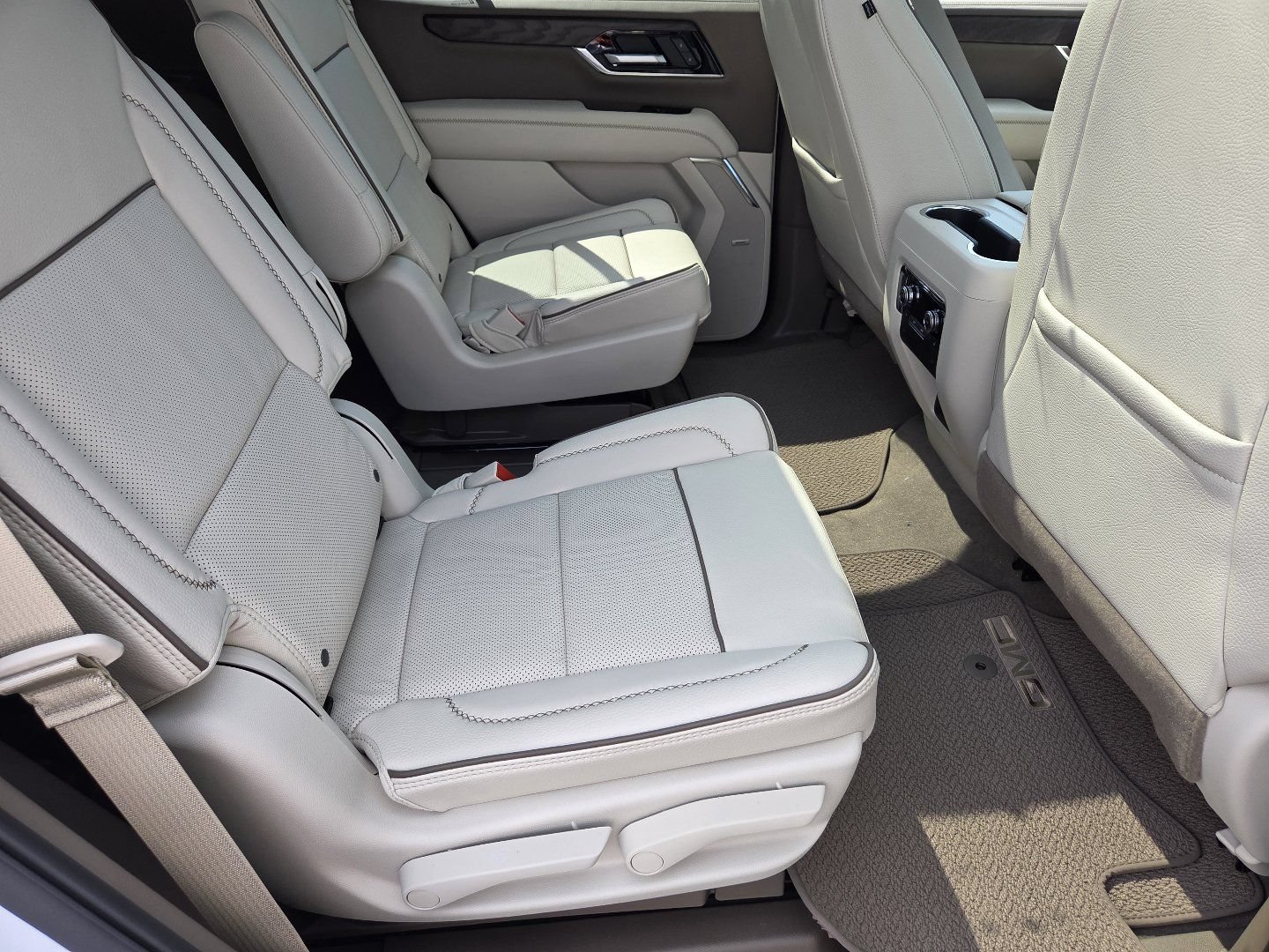 New 2026 GMC Yukon Denali w/ Sun & Power Step Package AWD/4WD image 25