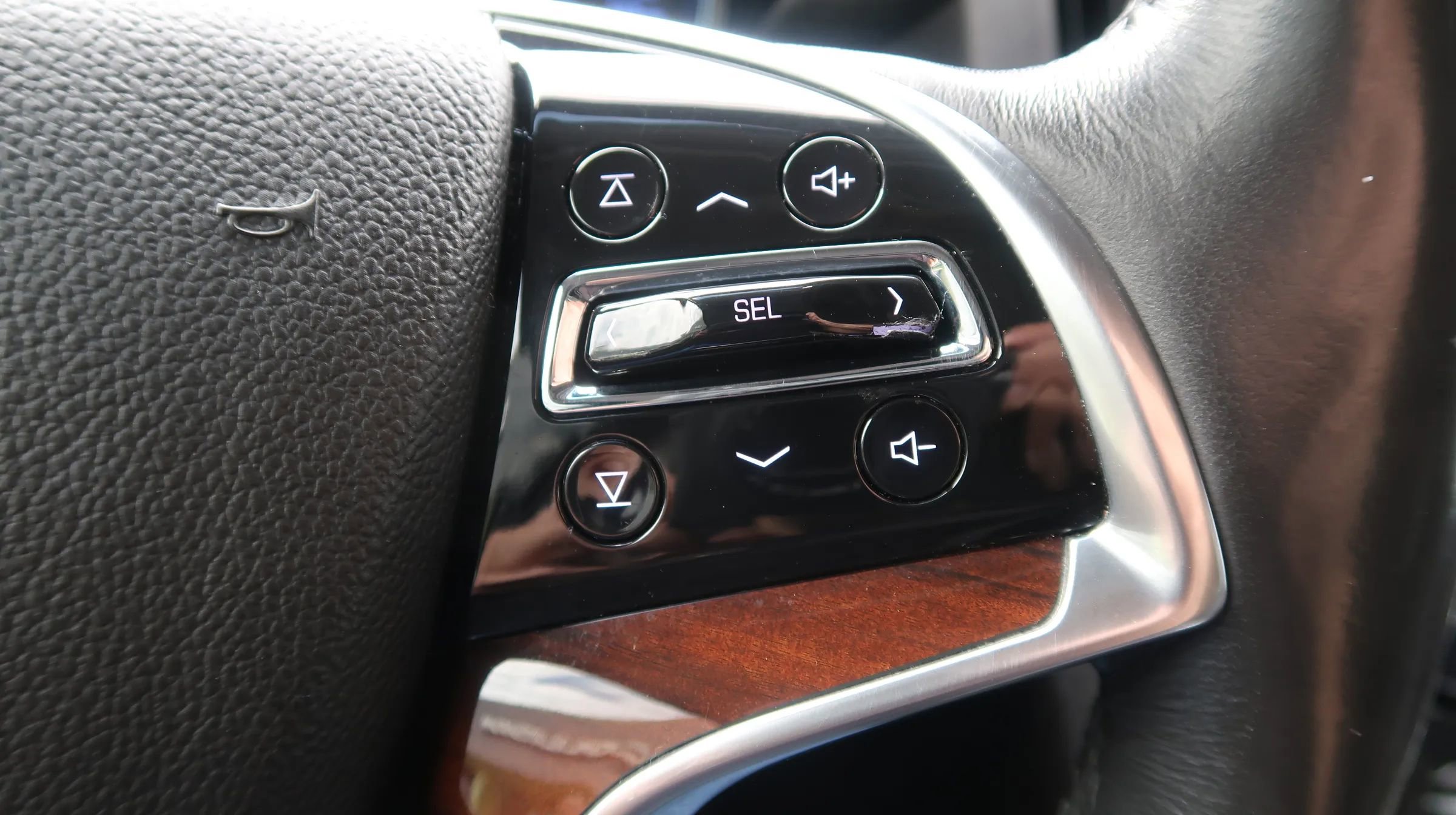 Used 2018 Cadillac Escalade Premium Luxury AWD/4WD image 40