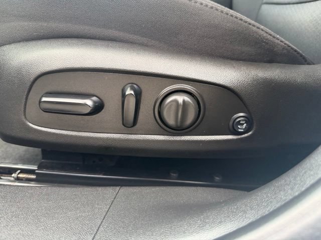 Used 2017 Chevrolet Malibu LT FWD image 11