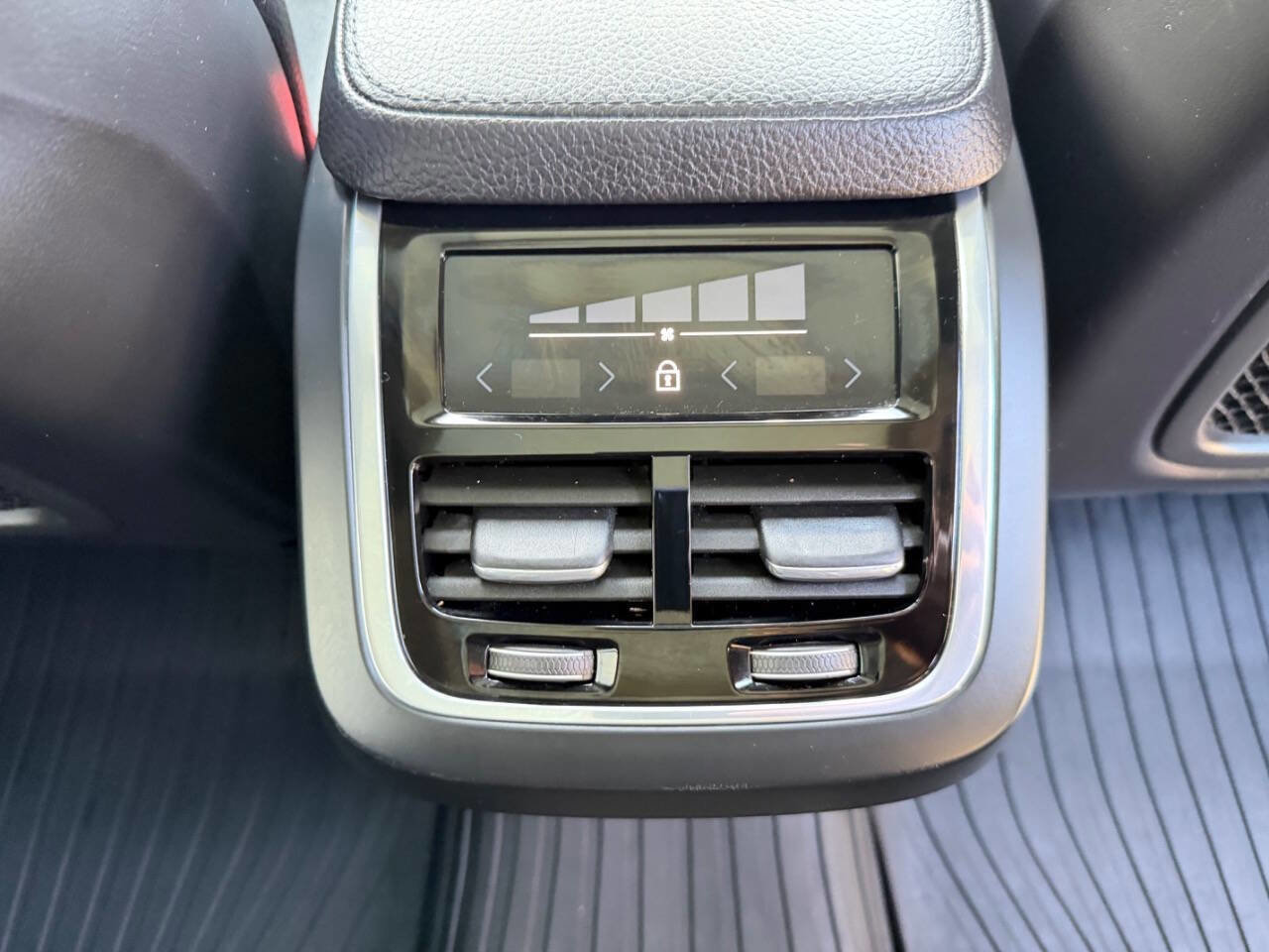 Used 2018 Volvo XC90 T6 Momentum w/ Convenience Package AWD/4WD image 28