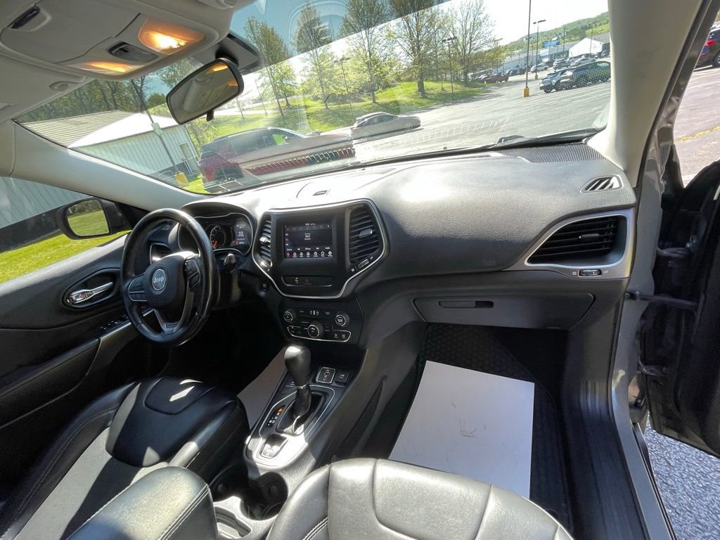 Used 2019 Jeep Cherokee Latitude Plus w/ Cold Weather Group AWD/4WD image 12