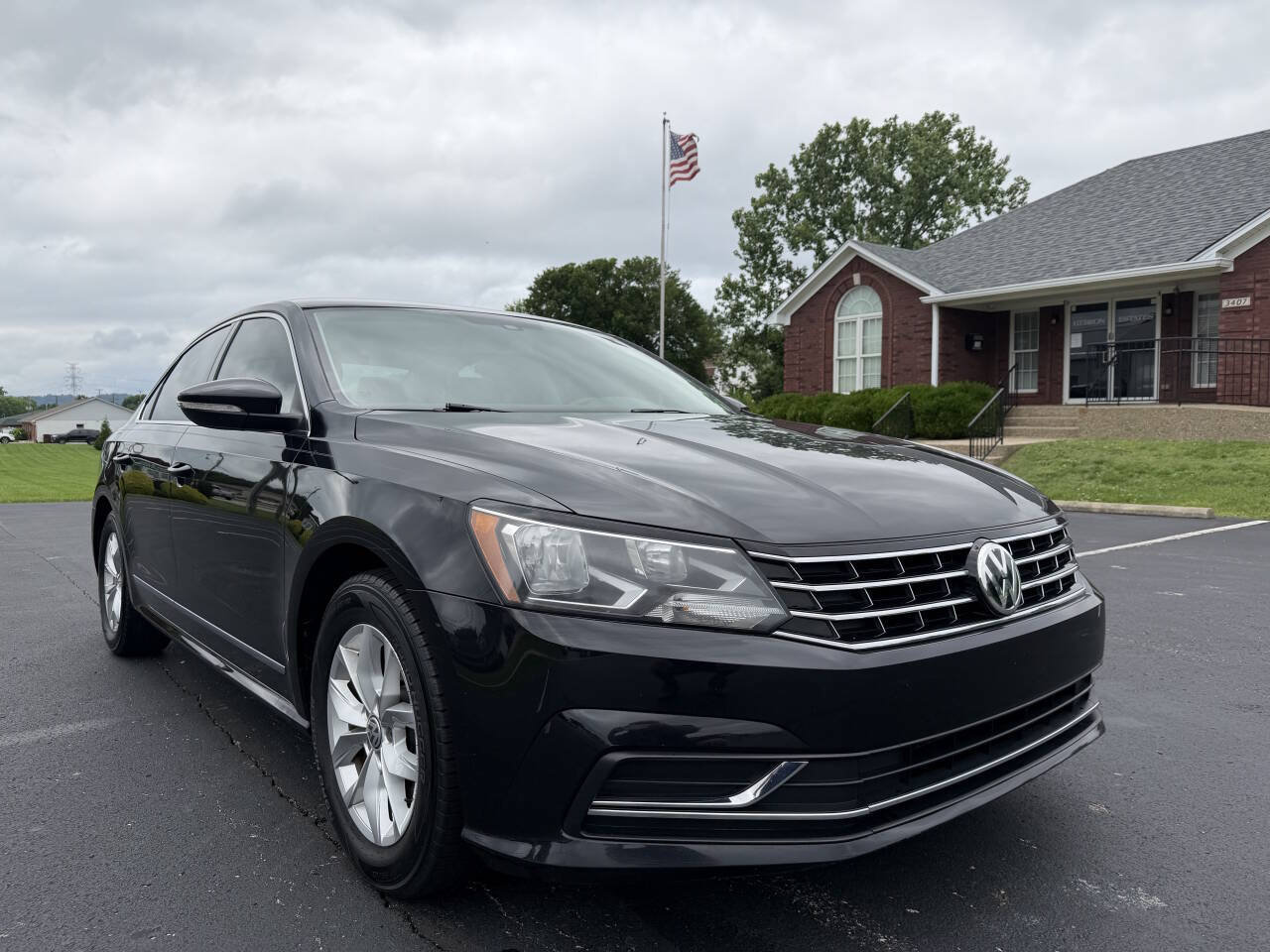 Used 2017 Volkswagen Passat 1.8T S FWD image 8