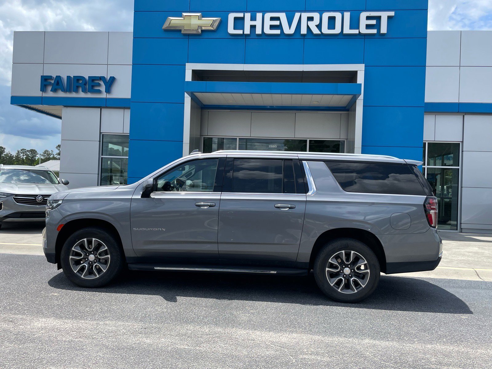 Used 2022 Chevrolet Suburban LT w/ Luxury Package RWD image 2