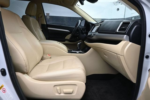 Used 2018 Toyota Highlander XLE FWD image 18