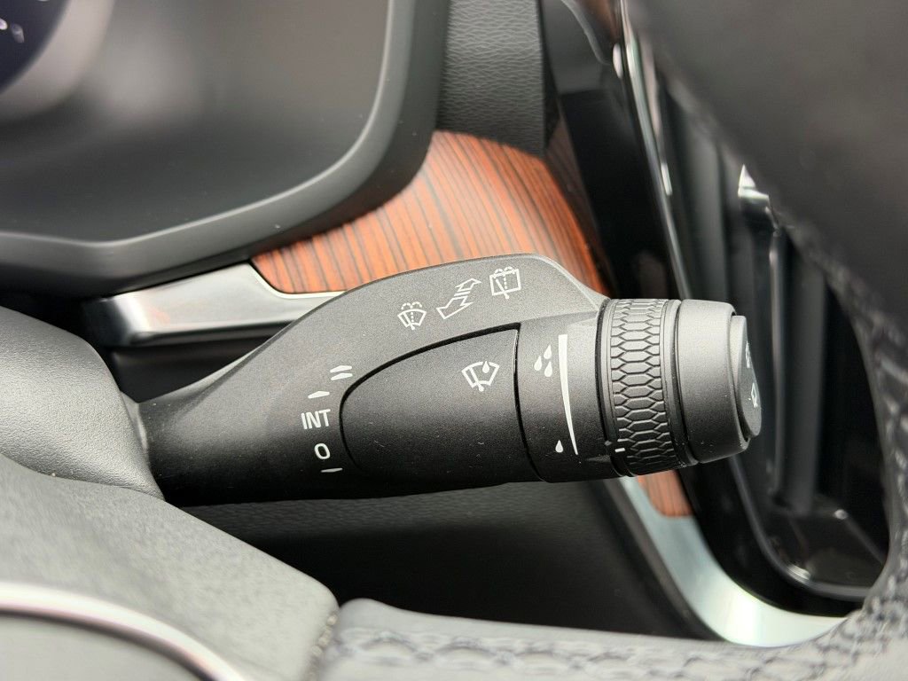 Certified 2025 Volvo V60 B5 Cross Country Plus image 34