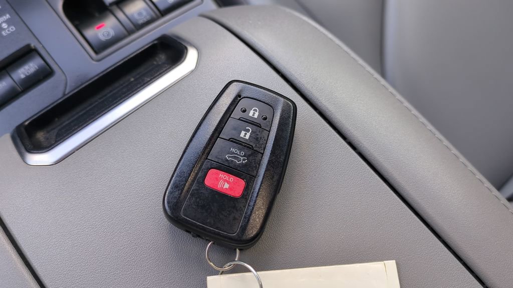 Used 2023 Toyota Highlander XLE image 27
