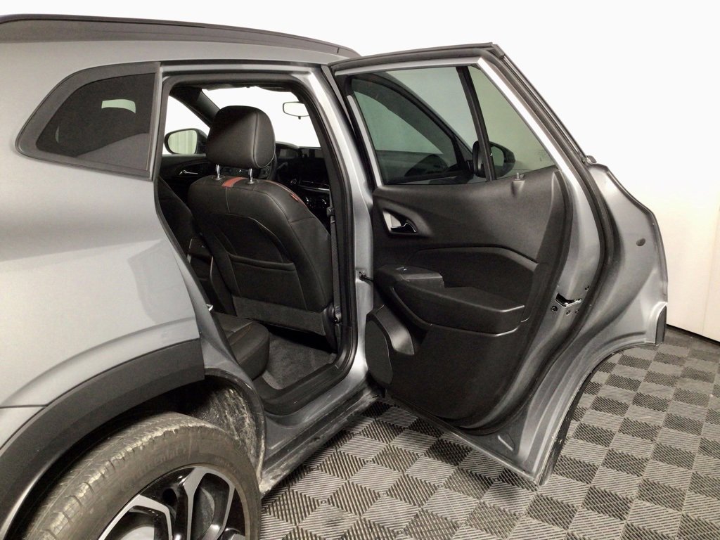 Used 2025 Chevrolet Trax RS image 30