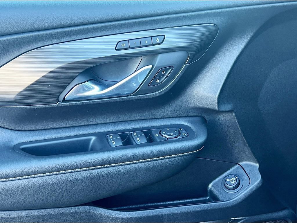 Used 2024 GMC Terrain SLT image 17