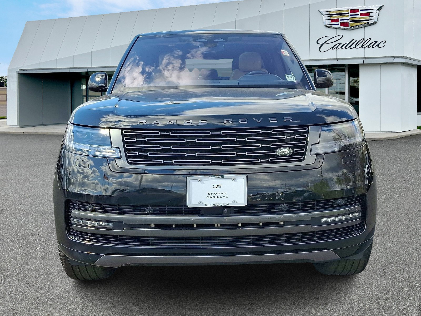 Used 2023 Land Rover Range Rover SE image 2