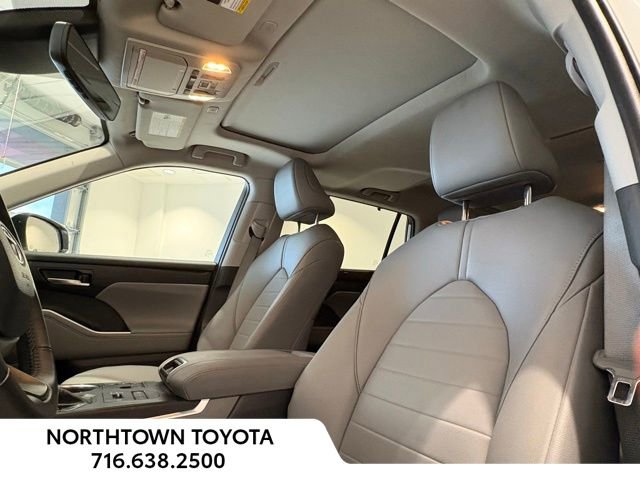 Used 2023 Toyota Highlander XLE image 11