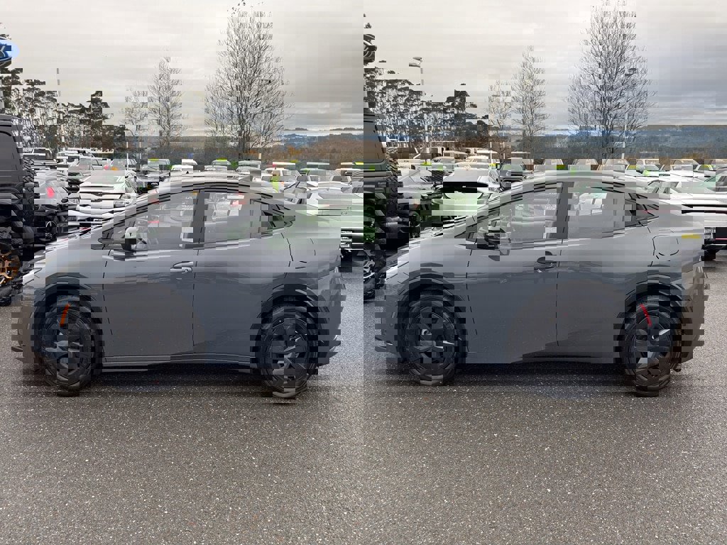 Used 2024 Toyota Prius LE image 2