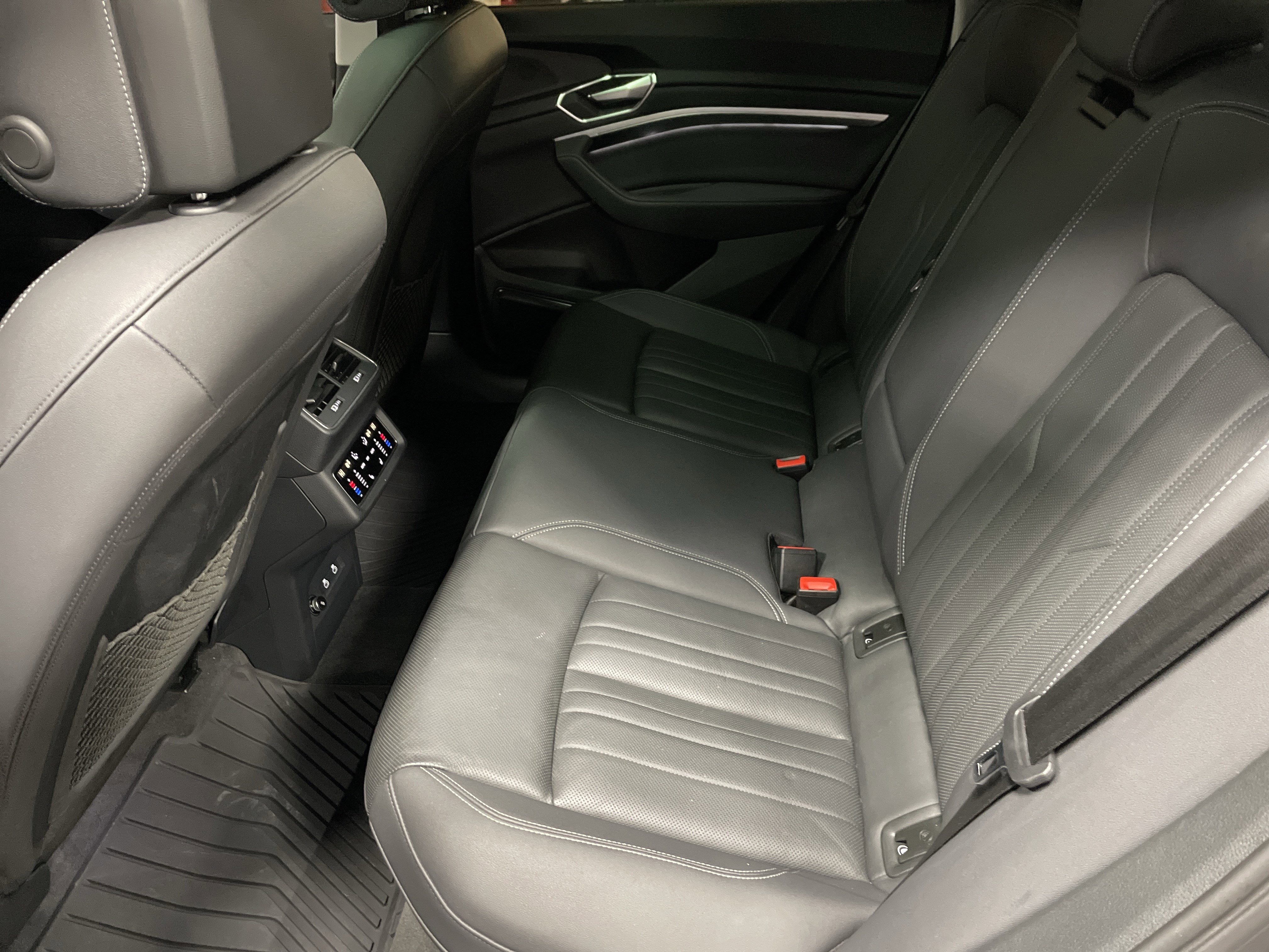 Used 2022 Audi e-tron Premium Plus w/ Premium Plus Package image 32