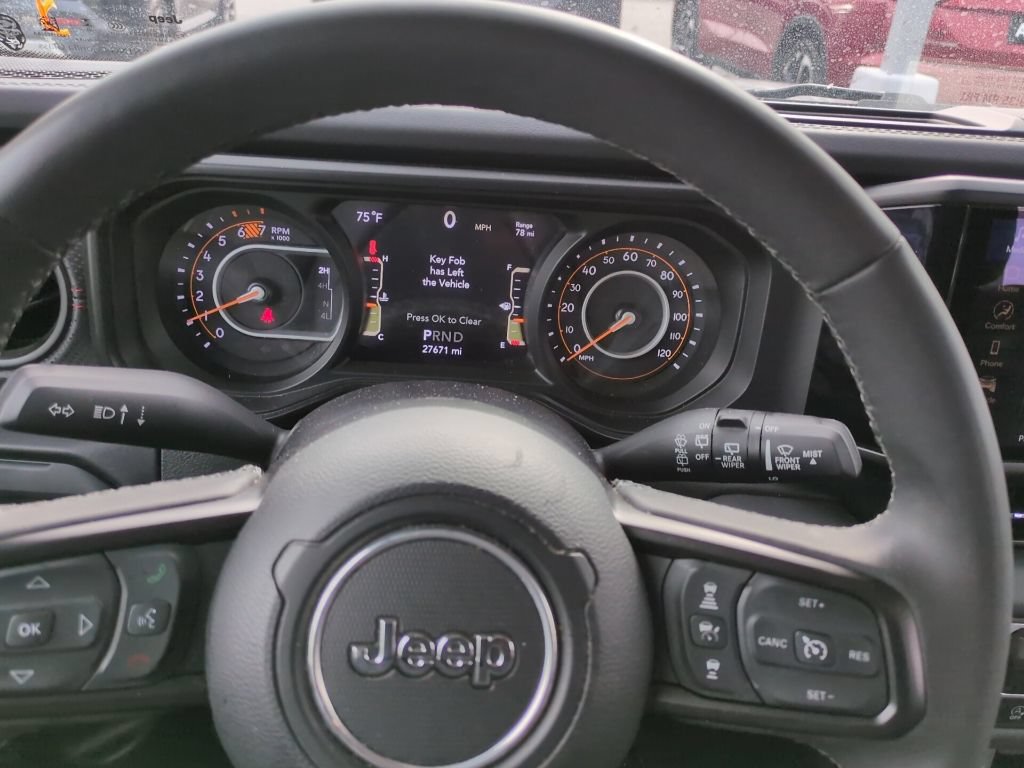 Used 2025 Jeep Wrangler Unlimited Rubicon AWD/4WD image 9
