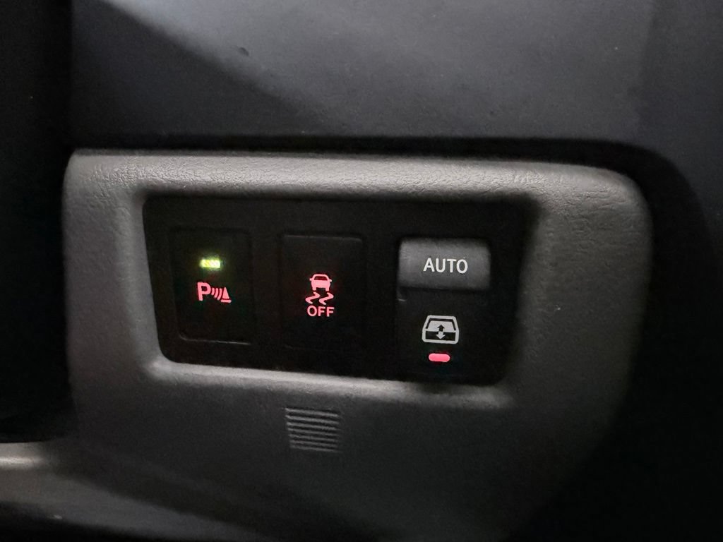 Used 2018 Toyota Sequoia Platinum AWD/4WD image 25