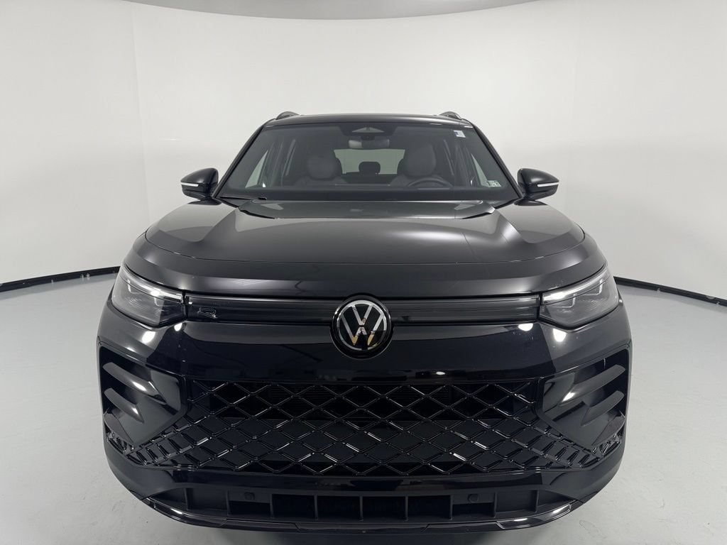 Used 2025 Volkswagen Tiguan SE R-Line AWD/4WD image 2