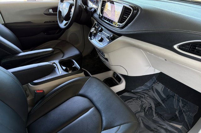 Used 2024 Chrysler Pacifica Limited FWD image 20
