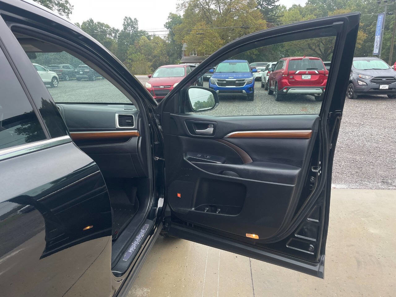 Used 2018 Toyota Highlander Limited image 12