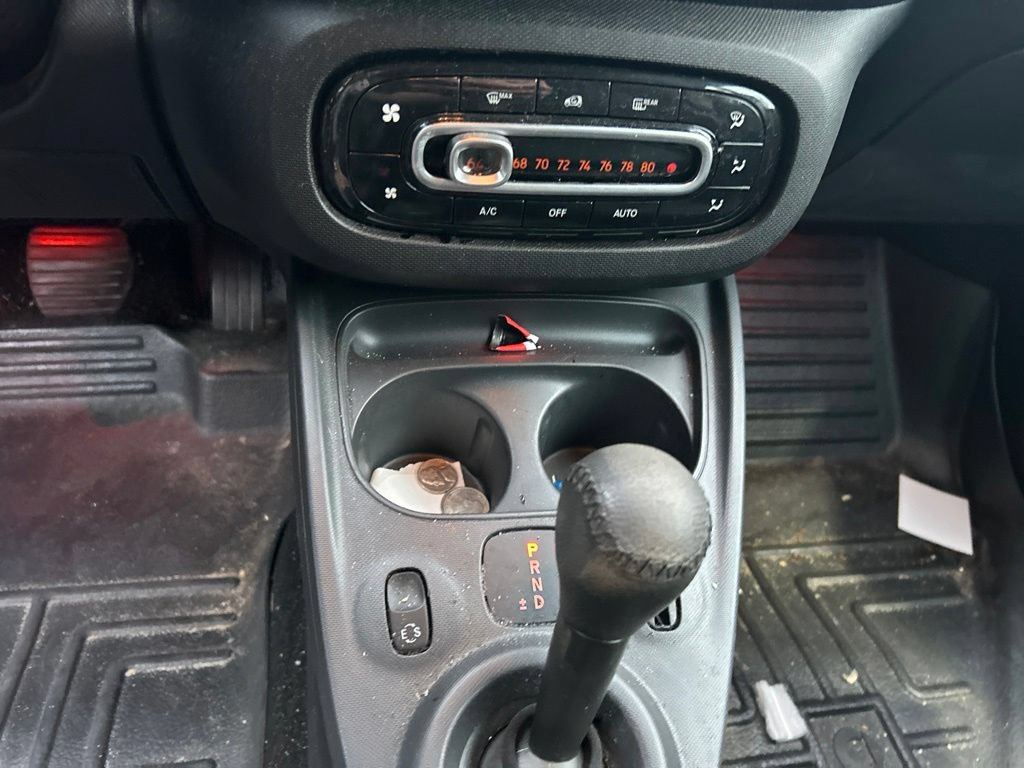 Used 2016 smart fortwo passion RWD image 9