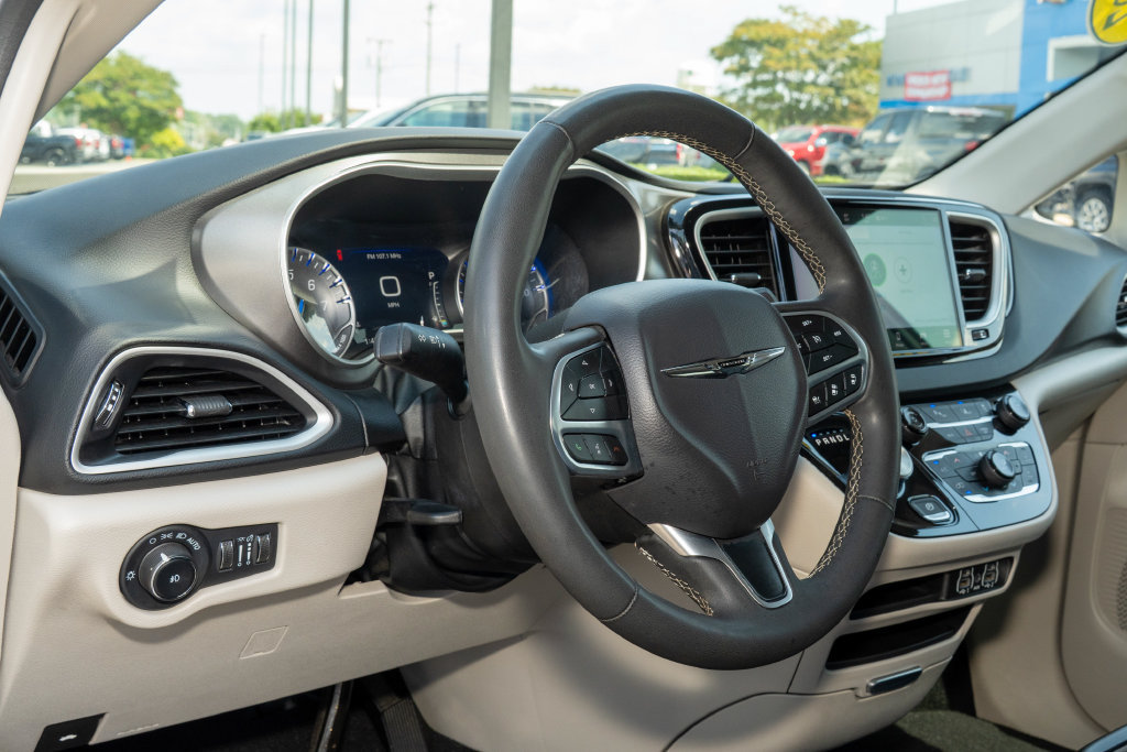 Used 2024 Chrysler Pacifica Touring-L FWD image 14