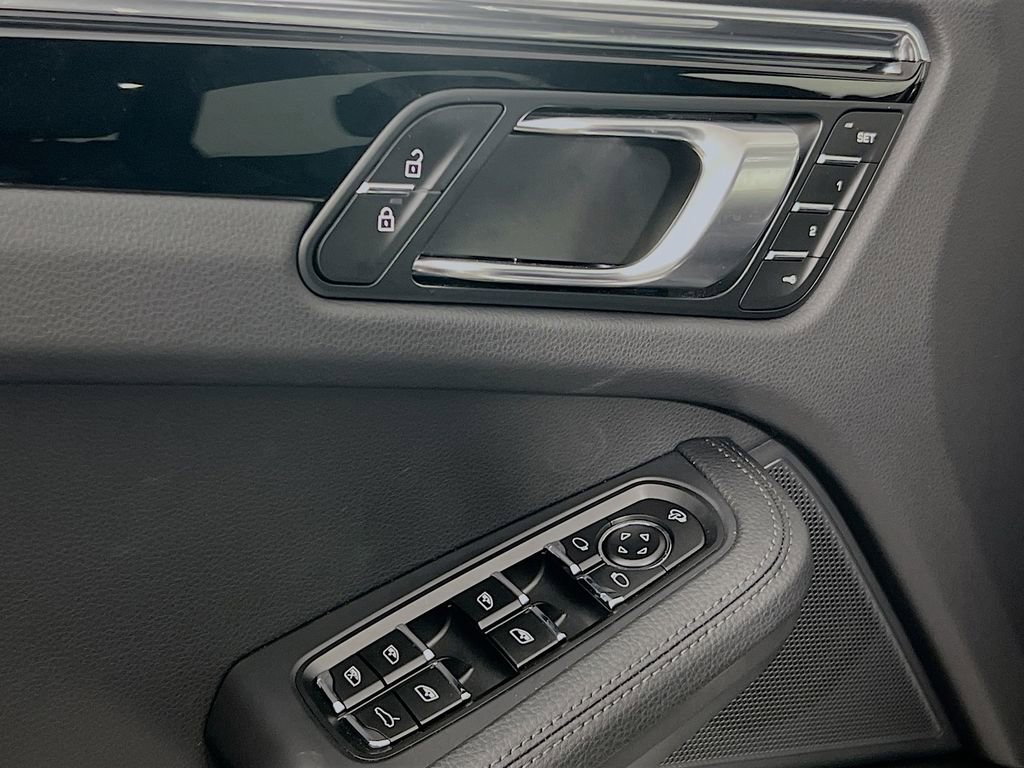 Certified 2025 Porsche Macan AWD/4WD image 20