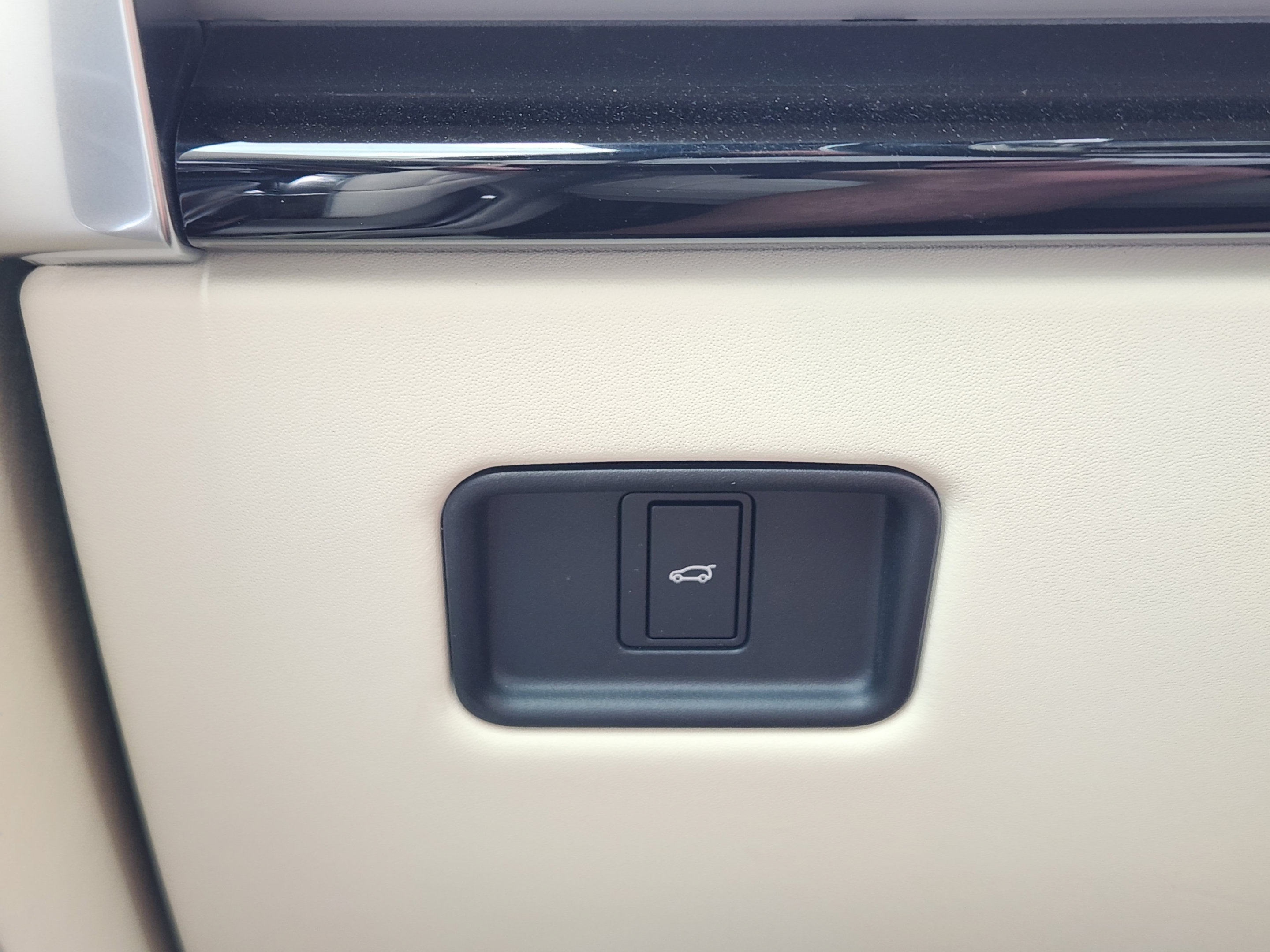 Certified 2025 Land Rover Range Rover SE AWD/4WD image 16