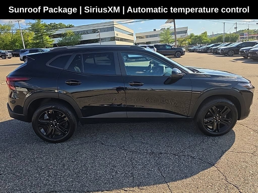 Used 2024 Chevrolet Trax ACTIV w/ Sunroof Package FWD image 2