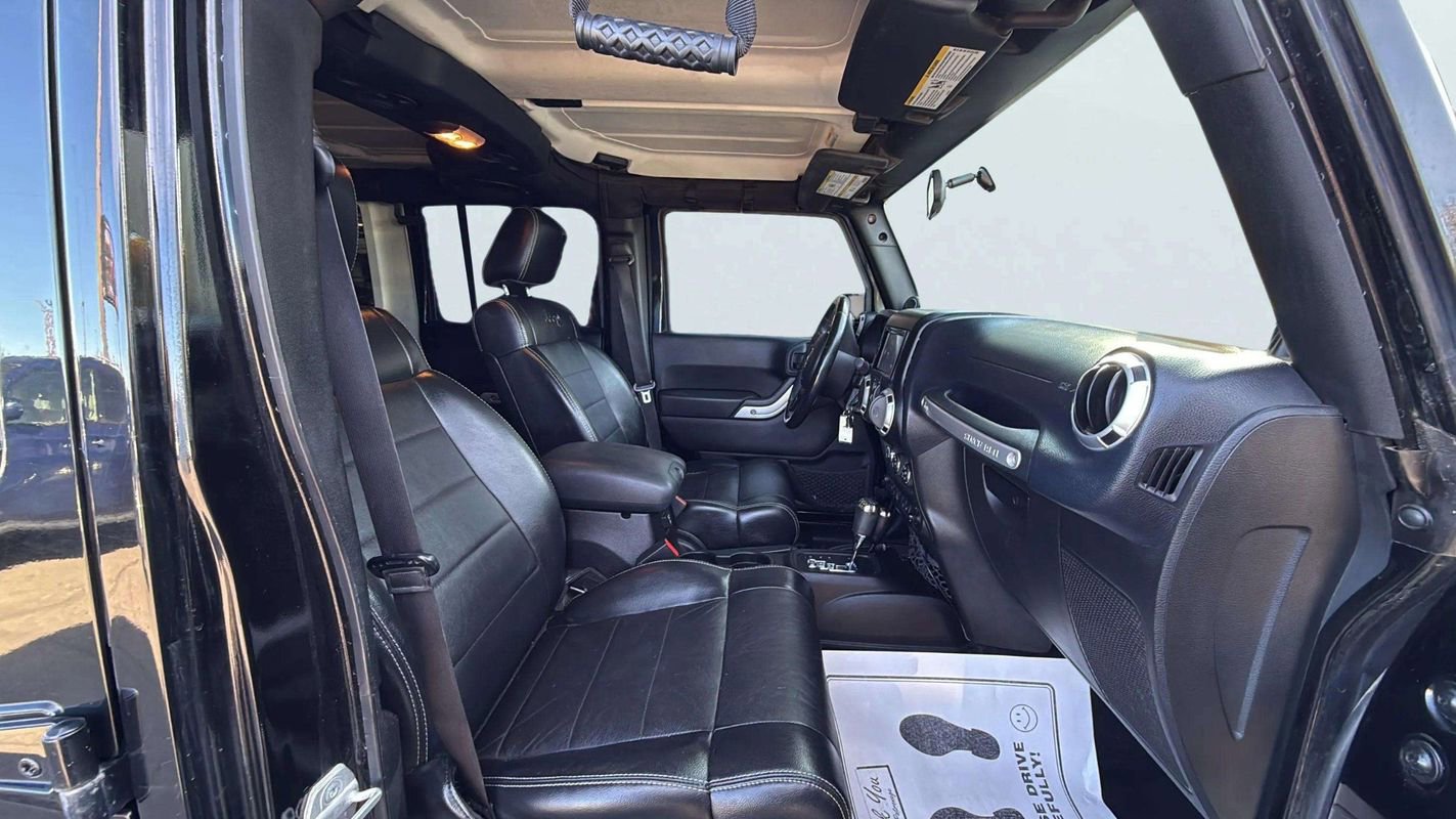 Used 2012 Jeep Wrangler Unlimited Rubicon w/ Connectivity Group image 14