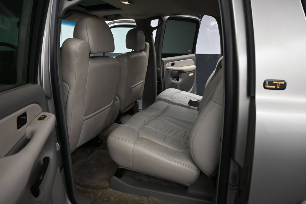 Used 2000 Chevrolet Suburban LT w/ LT Preferred Equipment Group AWD/4WD image 23