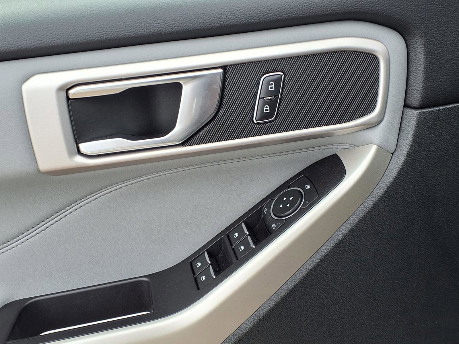 Used 2021 Ford Explorer XLT w/ Equipment Group 202A AWD/4WD image 22