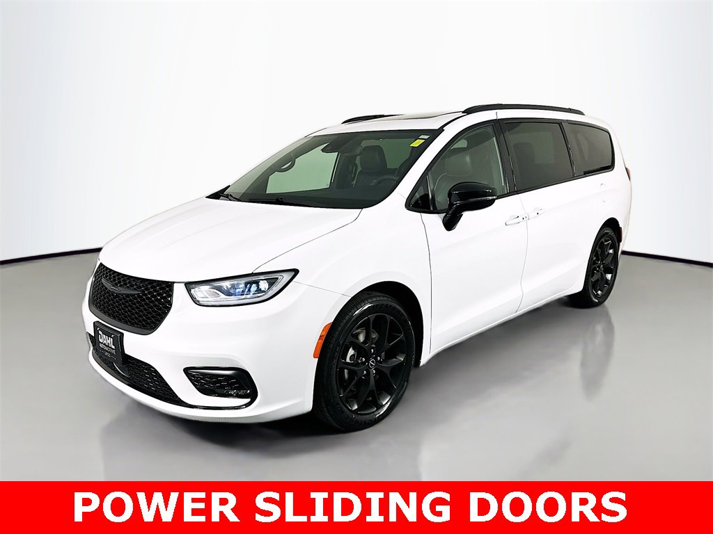 Used 2025 Chrysler Pacifica Limited image 5