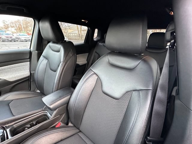 Used 2025 Jeep Compass Latitude AWD/4WD image 28