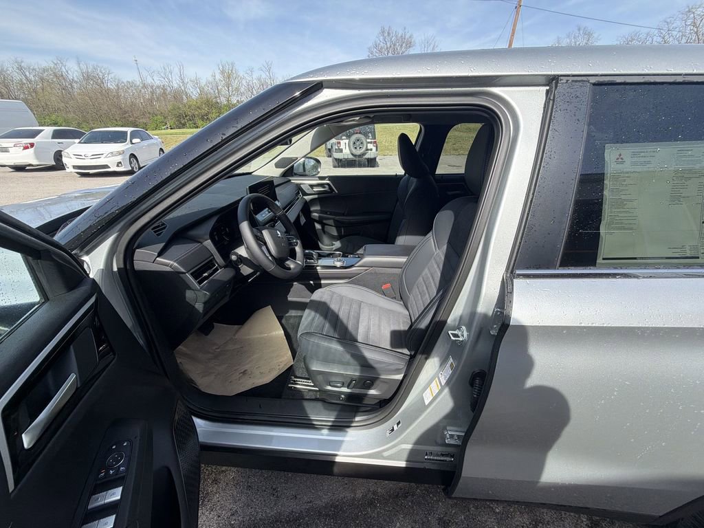 New 2026 Mitsubishi Outlander SE image 11