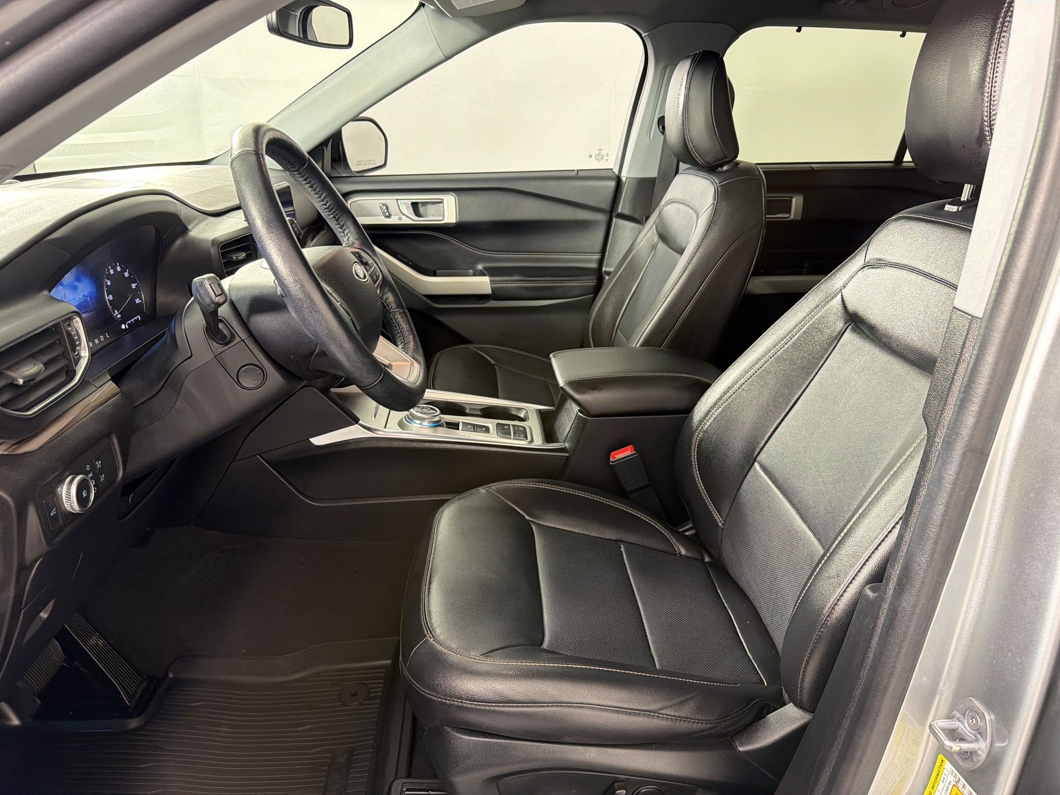 Used 2022 Ford Explorer Limited w/ Equipment Group 301A RWD image 5