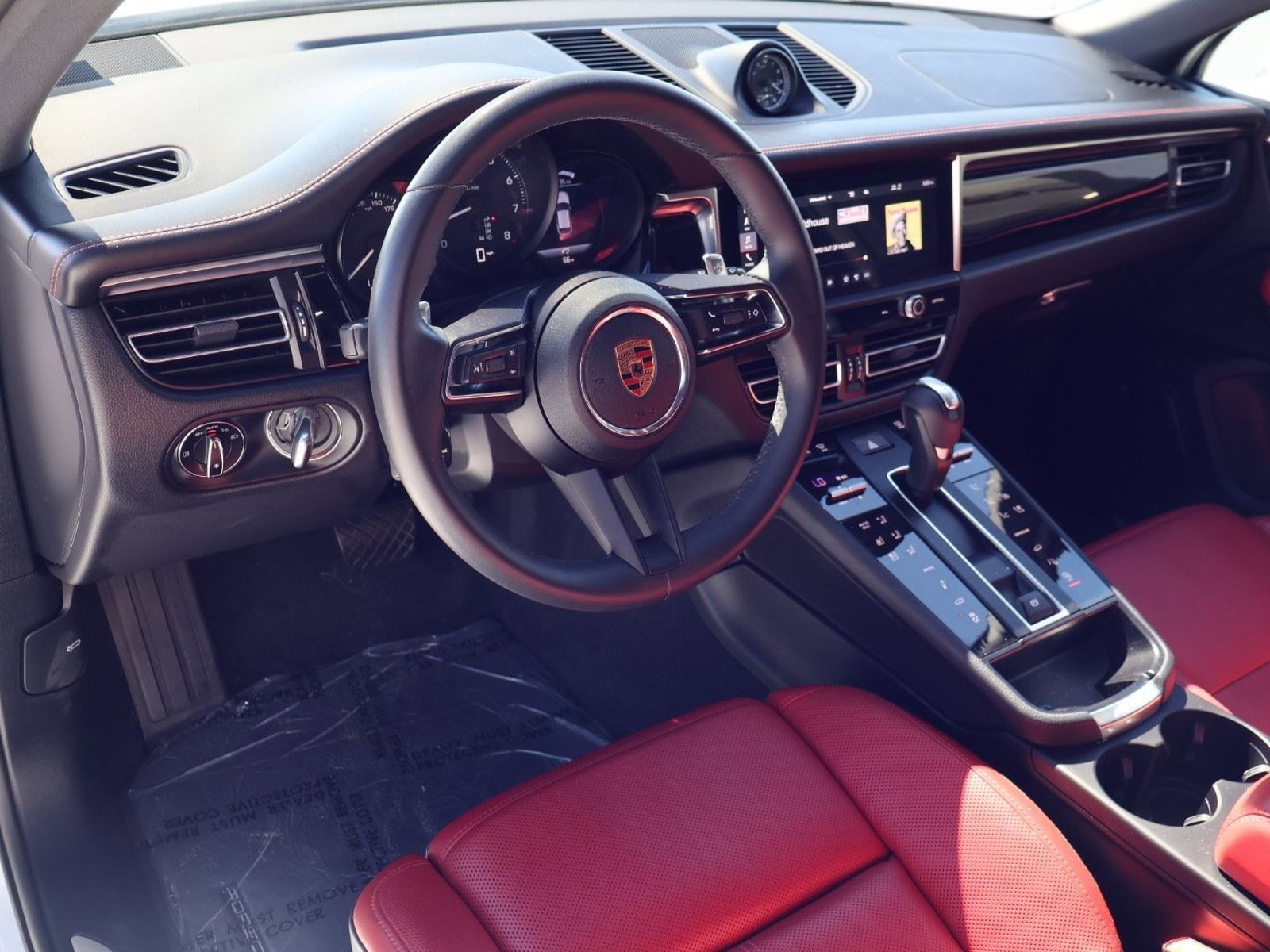 Certified 2025 Porsche Macan image 8