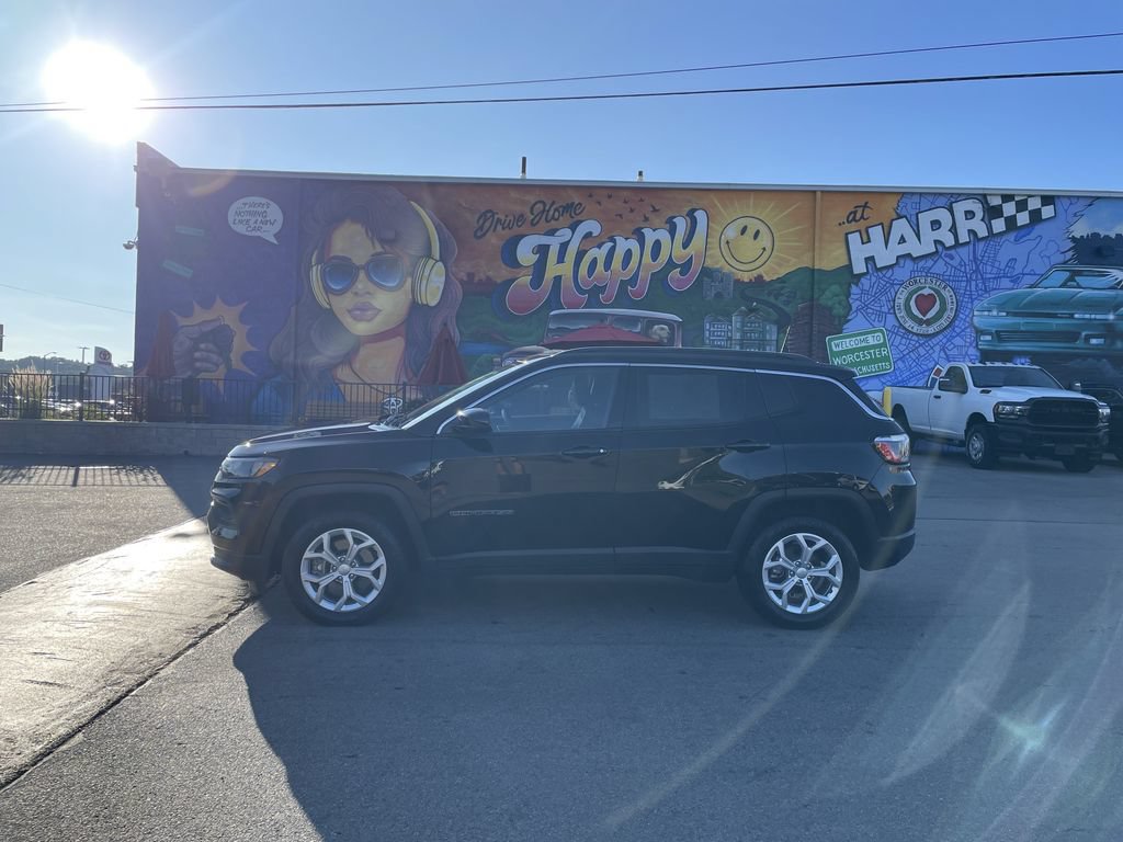 Used 2024 Jeep Compass Latitude AWD/4WD image 2