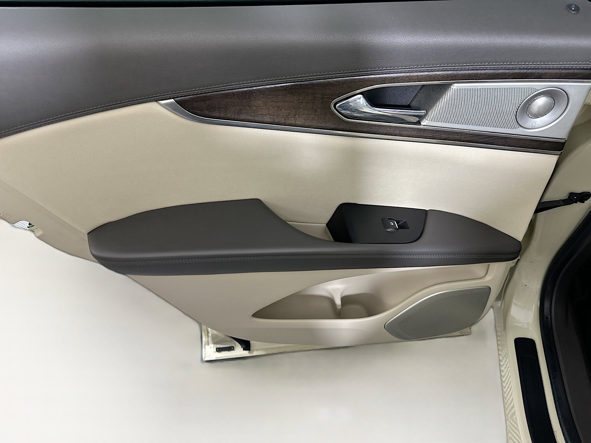 Used 2016 Lincoln MKX Reserve w/ Luxury Package image 25