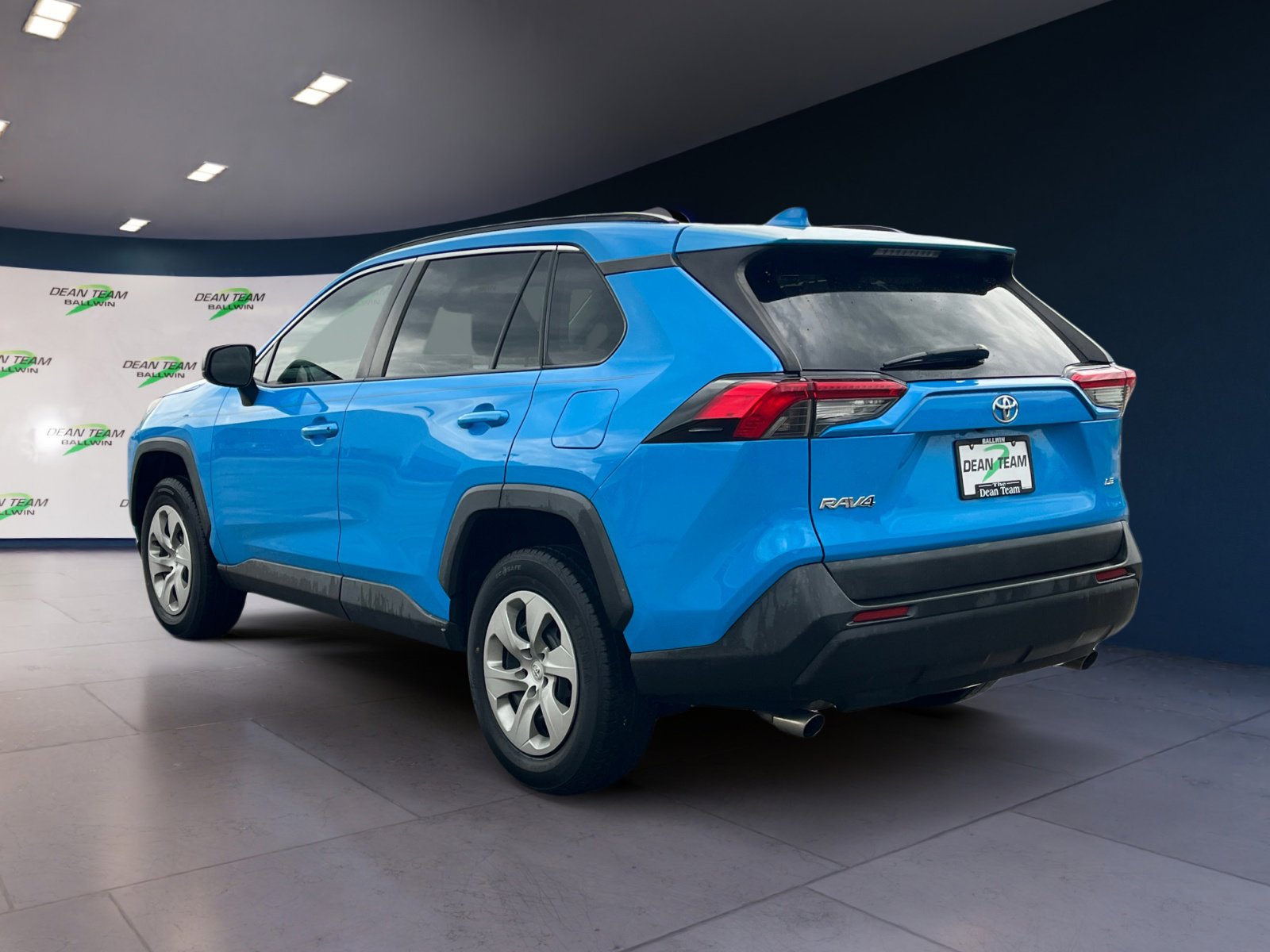 Used 2019 Toyota RAV4 LE FWD image 6
