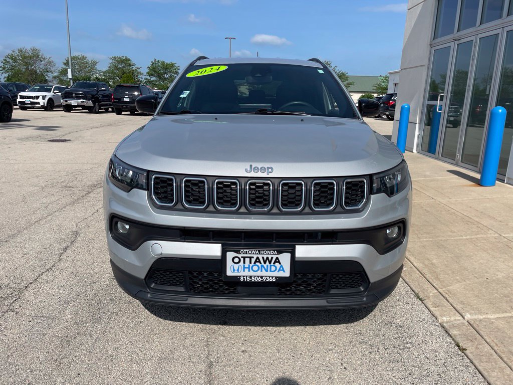 Used 2024 Jeep Compass Latitude AWD/4WD image 3