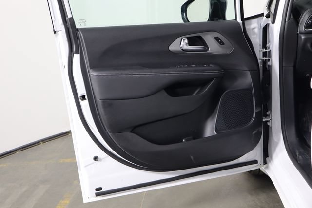 Used 2025 Chrysler Pacifica Select AWD/4WD image 14