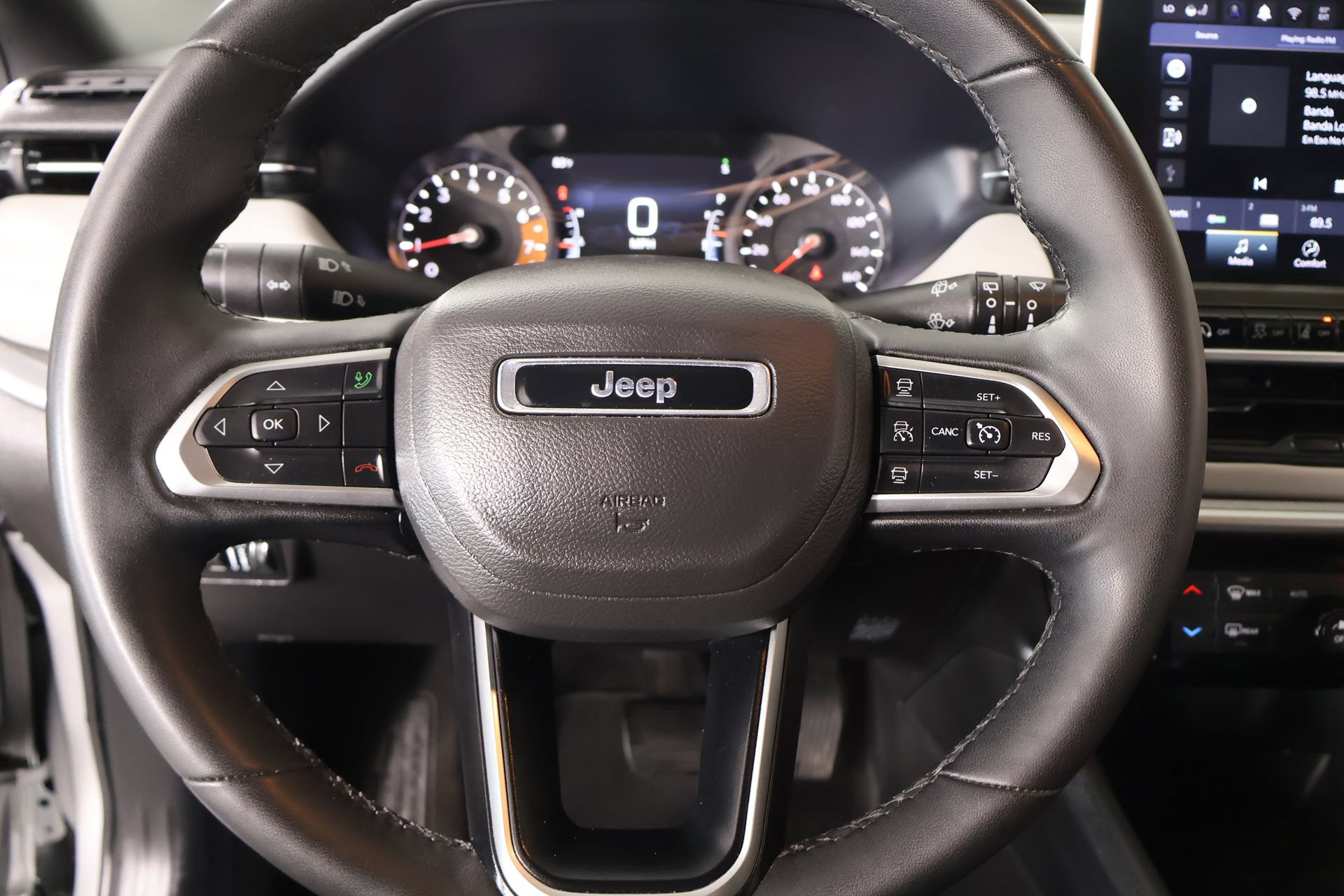 Used 2025 Jeep Compass Limited AWD/4WD image 3