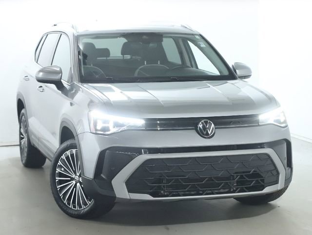 Used 2025 Volkswagen Taos SE FWD image 2