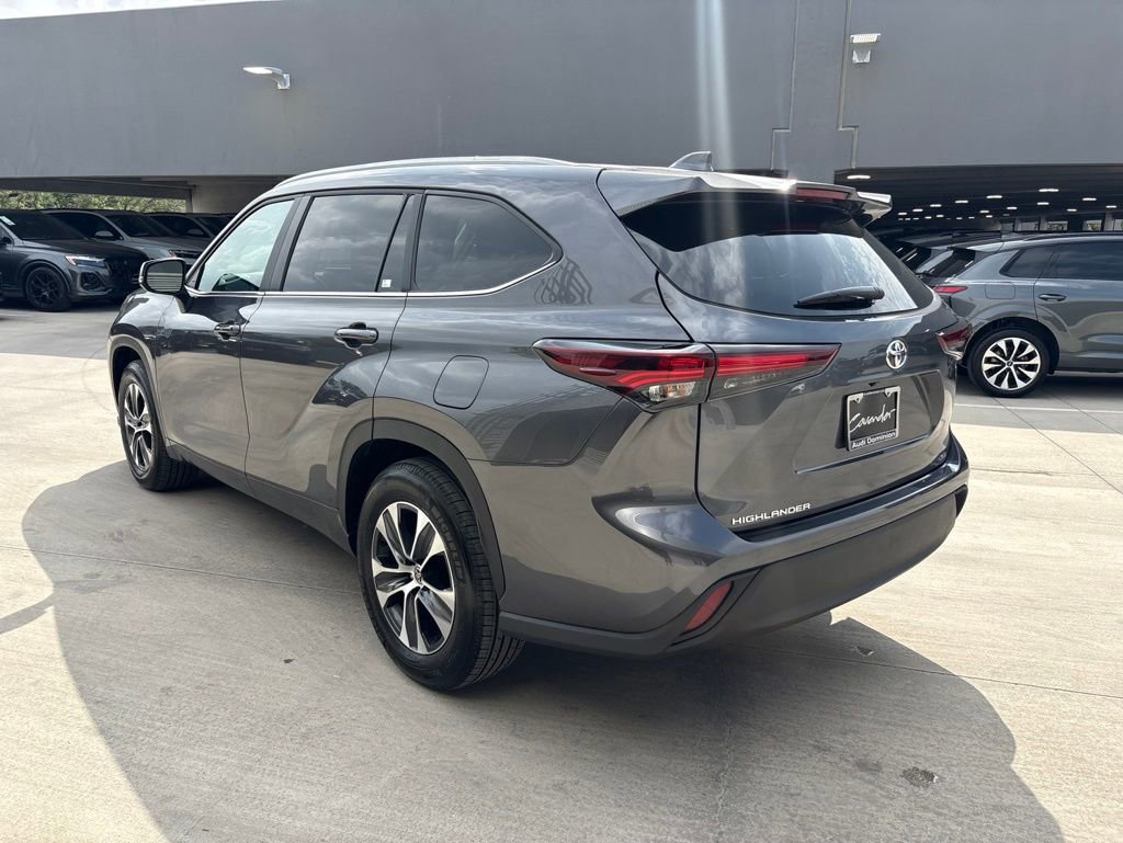 Used 2025 Toyota Highlander XLE FWD image 8
