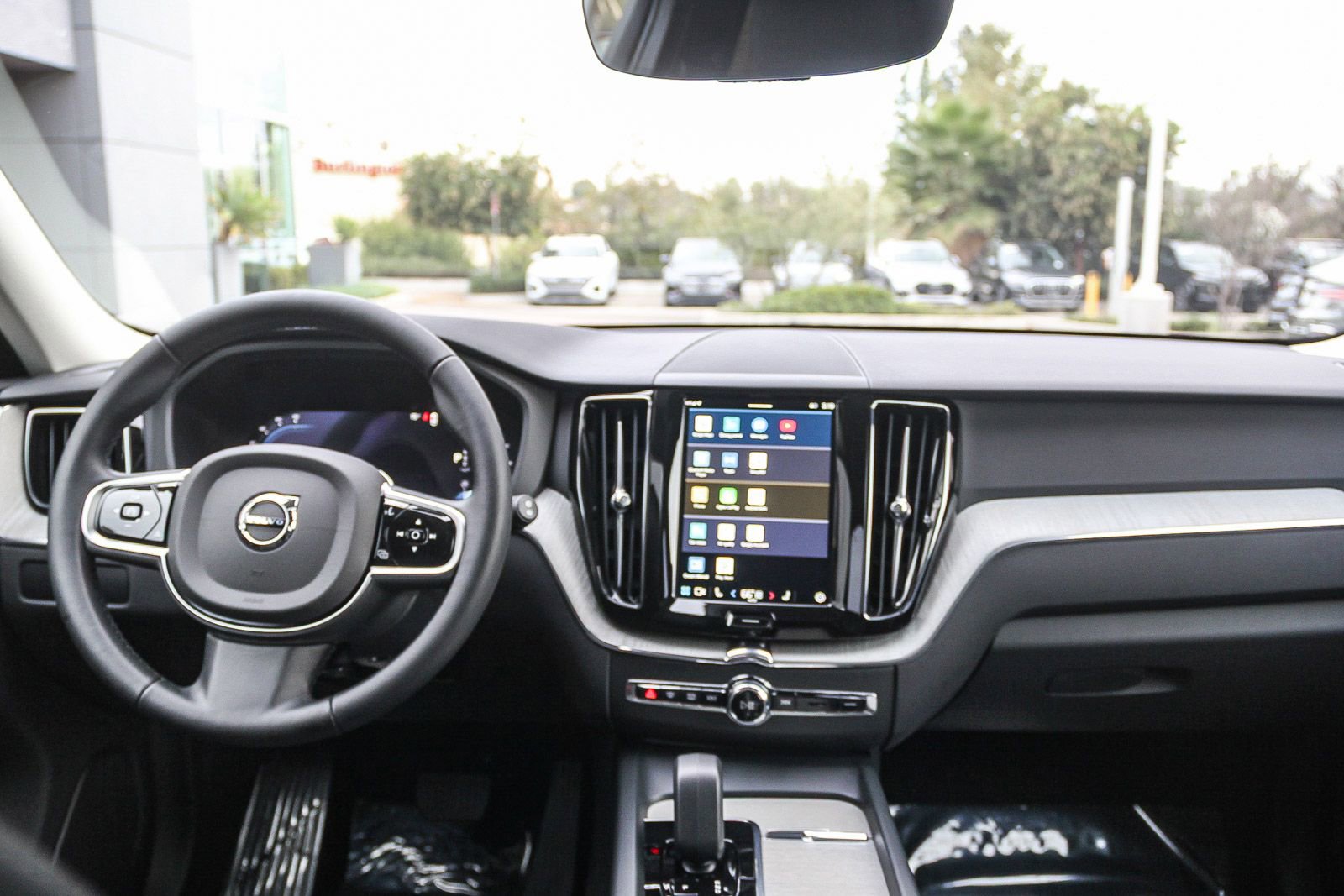 Used 2025 Volvo XC60 B5 Plus image 13