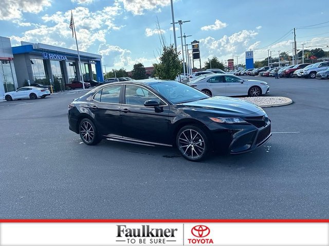 Used 2024 Toyota Camry SE FWD image 3