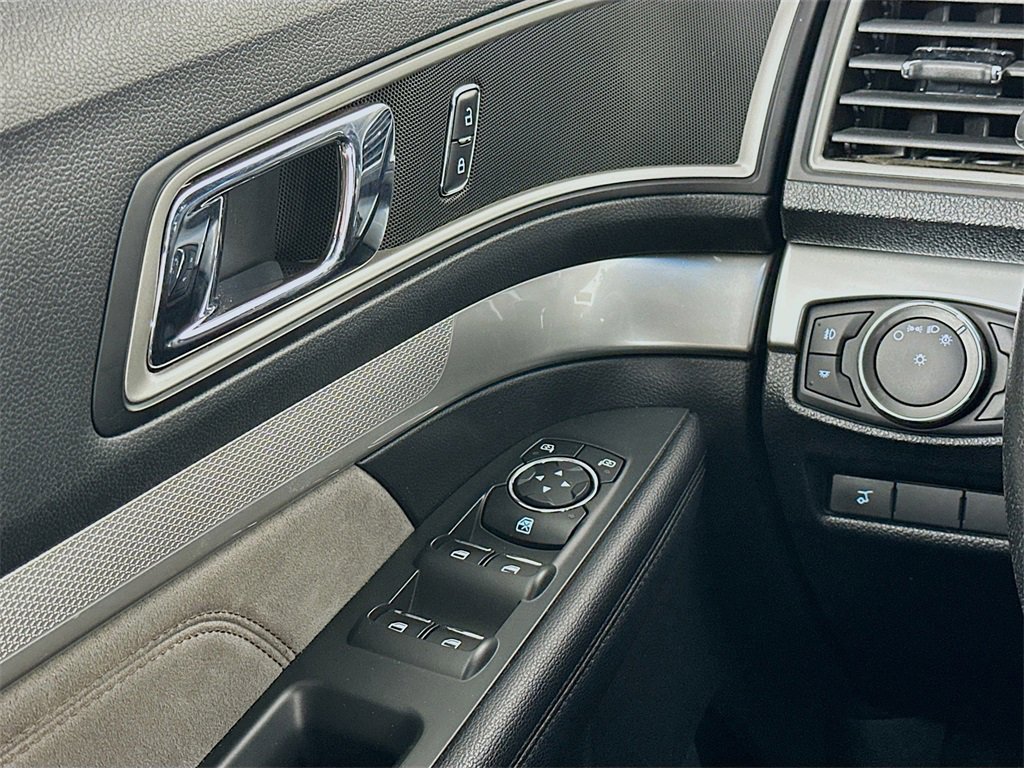 Used 2017 Ford Explorer XLT w/ Equipment Group 202A image 17