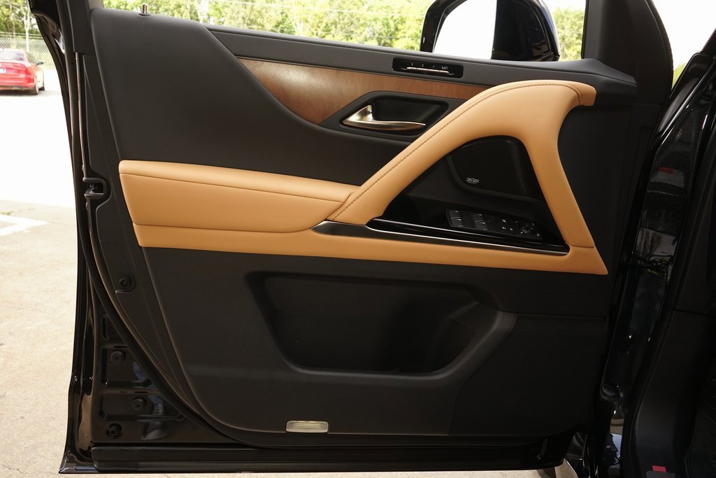 Used 2025 Lexus LX 600 4WD w/ Luxury Package image 28