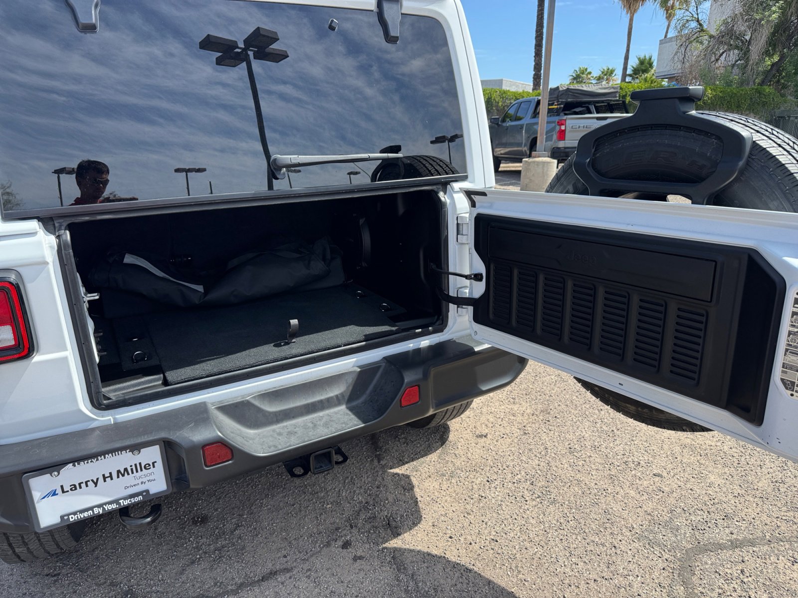 Used 2023 Jeep Wrangler Unlimited Sahara AWD/4WD image 34