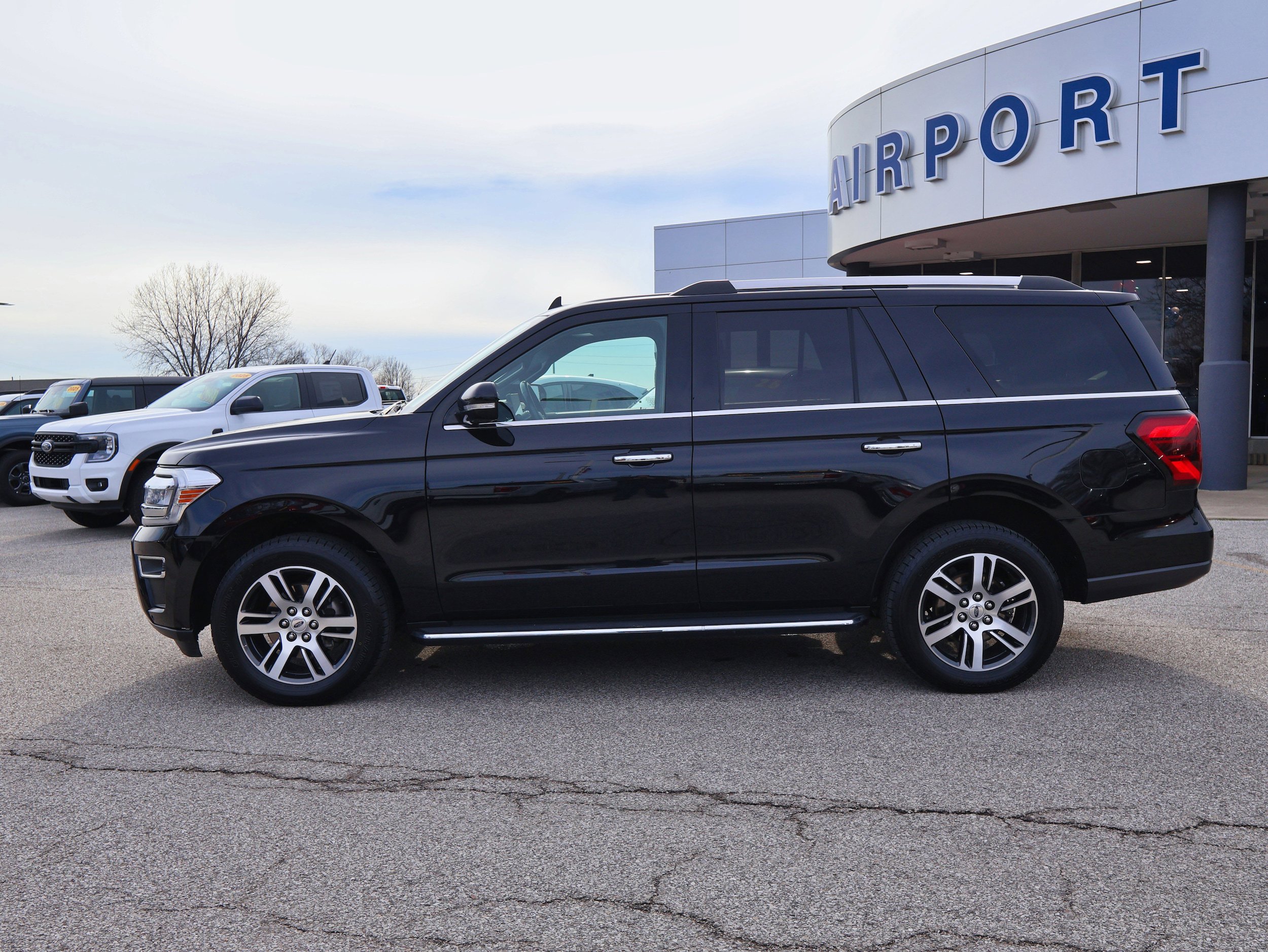 Used 2022 Ford Expedition Limited AWD/4WD image 2
