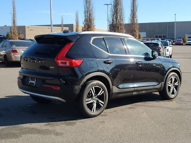 Used 2023 Volvo XC40 B5 Plus image 3